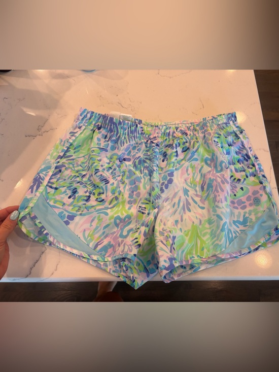 Lilly Pulitzer Pants - Women’s Lilly shorts size medium pull
On never worn